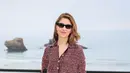 Sofia Coppola tampil effortless dengan tweed dress klasik, membuktikan gaya understated tetap jadi ciri khasnya.A$AP Rocky mencuri perhatian dengan layering smart-casual: jaket suede beige dipadu kemeja merah bold dan celana tailored, dilengkapi tas Chanel pink statement yang playful sekaligus sentimental. [Dok/Chanel].