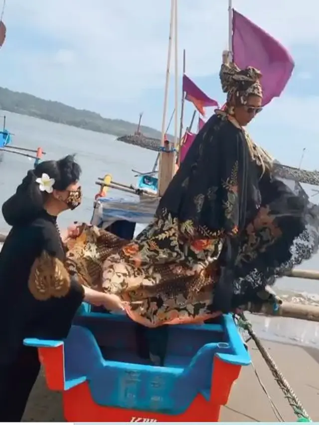 6 Gaya Pemotretan Susi Pudjiastuti di Laut Pangandaran, Bak Model Profesional