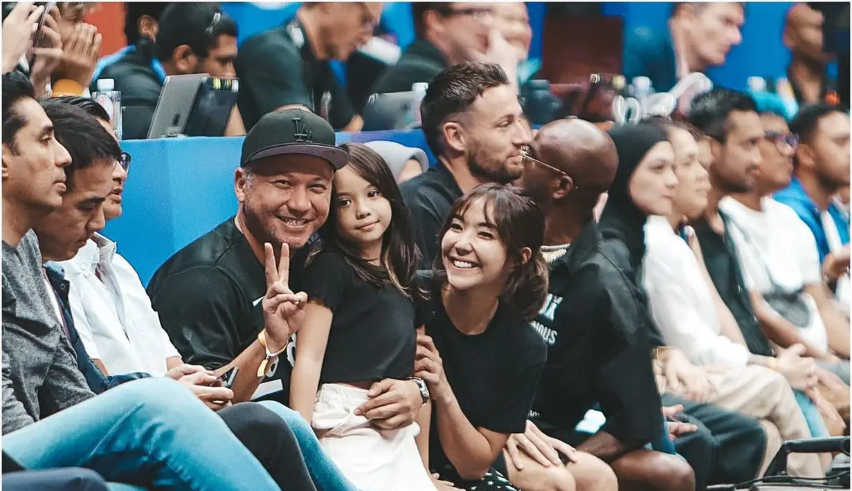 Pertandingan FIBA World Cup 2023 di Jakarta telah selesai digelar. Para artis tanah air tak ingin ketinggalan momen menyaksikan pertandingan bersejarah piala dunia basket yang akhirnya digelar di tanah air. Tentu ini termasuk Gading Marten dan Gisella Anastasia yang terlihat menyaksikan pertandingan bersama dengan anak mereka Gempi. [Foto: Instagram/gadiiing]