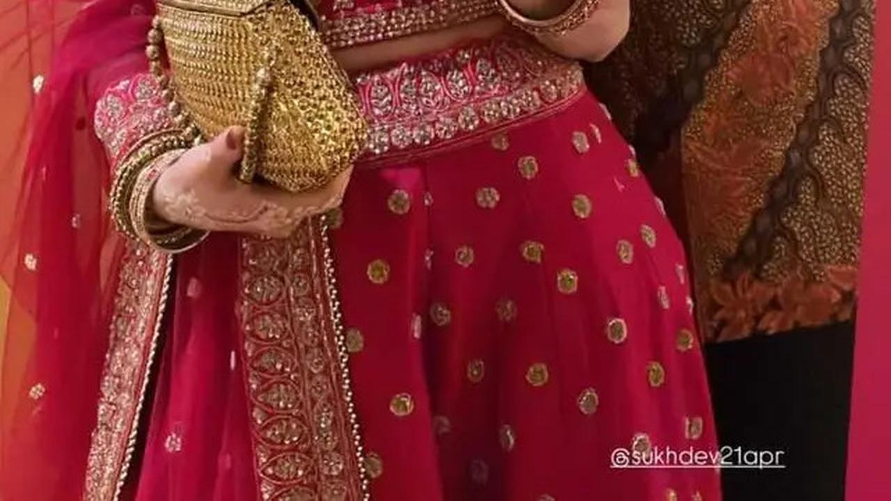 Gaya Menawan Bunga Zainal Pakai Lehenga India saat Kondangan, Tampil Elegan Ala Artis Bollywood