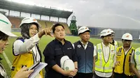 Ketua panitia penyelenggara Piala Dunia U-20 2023, Erick Thohir saat meninjau kesiapan Stadion Si Jalak Harupat, Kabupaten Bandung, Sabtu (11/3/2023). (Bola.com/Erwin Snaz)