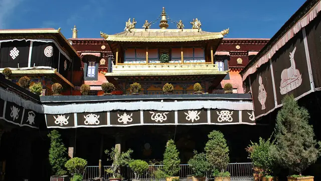 Wihara Jokhang di Lhasa, China