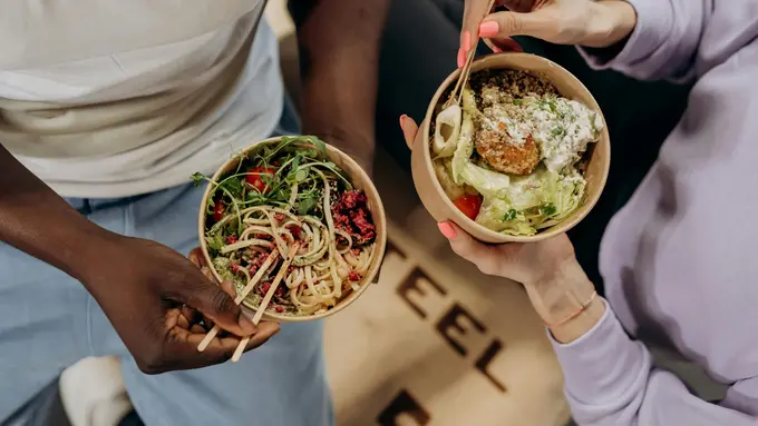 Dua orang memakan salad