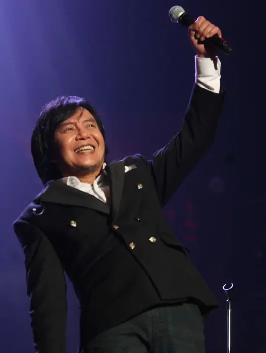 Ari Bernardus Lasso atau lebih dikenal Ari Lasso sudah 25 tahun ikut mewarnai industri musik Tanah Air. Demi merayakan seperempat abad berkarier, ia menggelar konser dengan tahun 25 Tahun Ari Lasso Sepenuh Hati. (Nurwahyunan/Bintang.com)