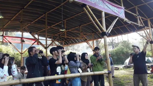 Seluruh peserta SKE Kamojang tengah melakukan pengematan di lapangan didampingi mentor kegiatan