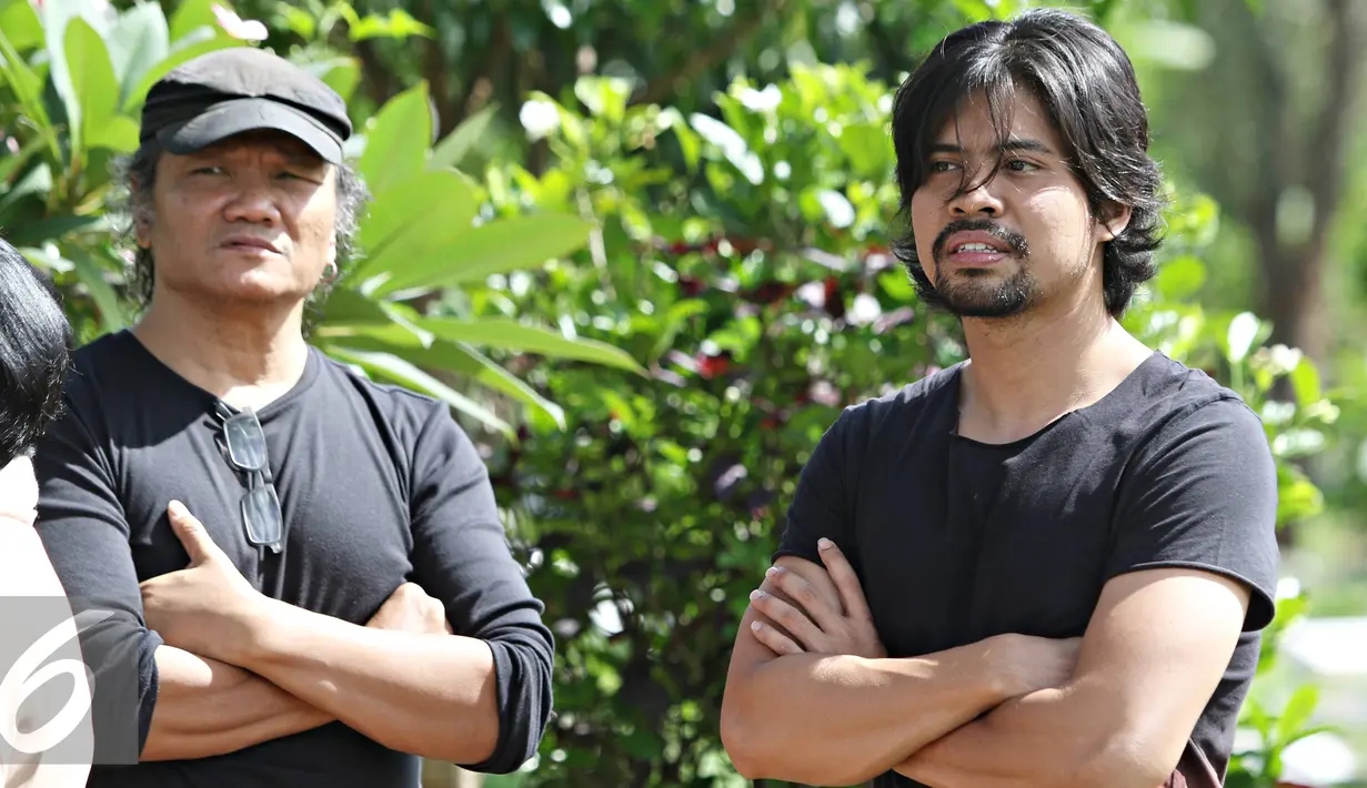 Drumer Grup Band Gigi Hendy (kanan) bersama promotor musik Adrie Subono menghadiri prosesi pemakaman anak pertama presenter Farhan, Muhammad Ridzky Khalid, di TPU Tanah Kusir, Jakarta, Senin (21/12). (Liputan6.com/Immanuel Antonius)