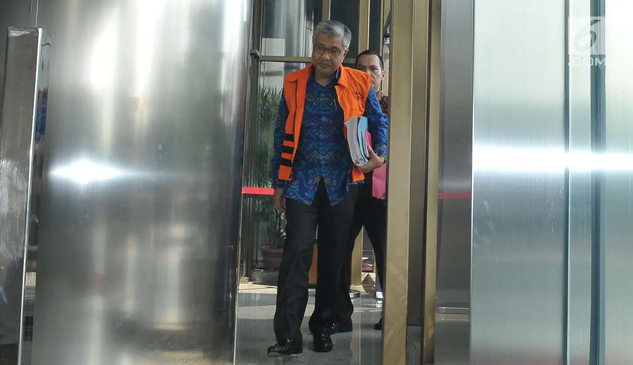 Gubernur Sulawesi Tenggara Nur Alam mengenakan rompi tahanan KPK berjalan memasuki gedung KPK, Jakarta, Jumat (21/7). Dalam perkara ini, Nur Alam diduga melakukan penyalahgunaan wewenang sehingga memperkaya diri sendiri. (Liputan6.com/Helmi Afandi)