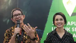 Wakil Kepala Bekraf Indonesia, Ricky Pesik (kiri) memberi keterangan saat peluncuran video musik Indonesia Raya 3 Stanza di Jakarta, Senin (30/10). Beragam elemen masyarakat dilibatkan dalam pembuatan video tersebut. (Liputan6.com/Helmi Fithriansyah)