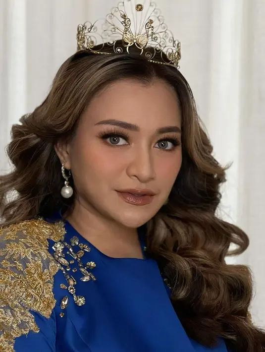 Konsep ulang tahun anaknya adalah kerajaan, Nathalie Holscher memesona dengan mahkota kecil di kepalanya. Rambut panjang Nathalie ditata bergelombang oleh hair stylish Aloy Hair Stylish. Anting mutiara yang dikenakannya mendukung penampilannya jadi makin anggun dan menarik. Selain anting, dilihat dari foto lainnya, artis sekaligus DJ ini juga kenakan gelang. (Liputan6.com/IG/@ochiipramita)