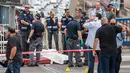 Polisi Israel memeriksa mayat pria Palestina yang ditembak mati usai menikam dua warga Israel di Tel Aviv, Kamis (8/10). Menurut juru bicara polisi Israel, pria Palestina itu menikam tentara wanita dengan obeng di Mulailah Street. (AFP PHOTO/JACK GUEZ)