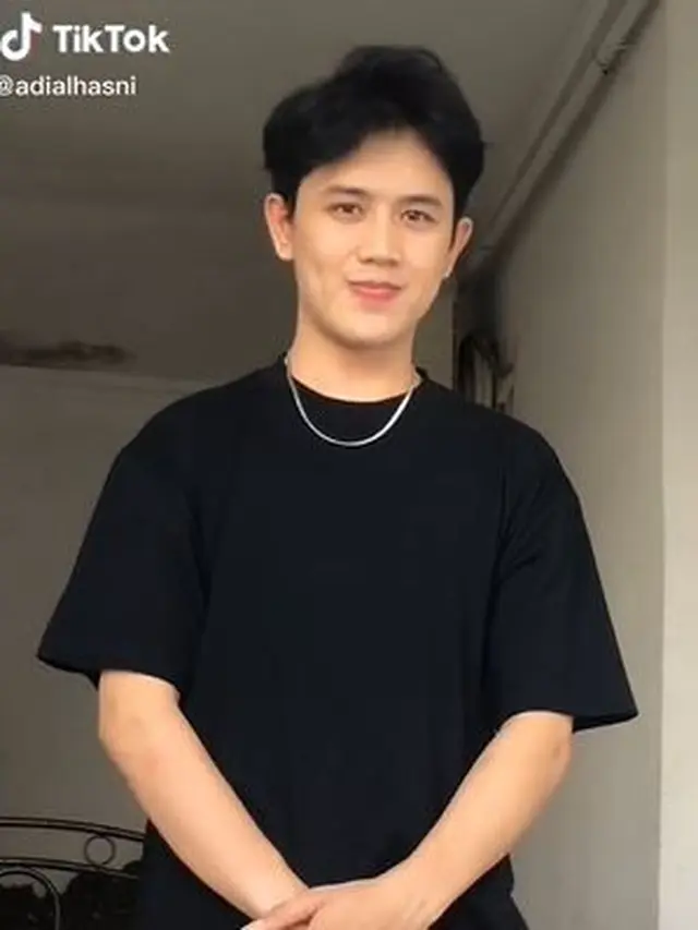 6 Potret Menawan Adi Alhasni, Seleb TikTok yang Disebut Mirip Kim Seon Ho