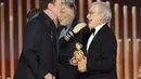 Quentin Tarantino memberikan penghargaan Best Picture- Motion Picture - Drama untuk film The Fabelmans kepada Steven Spielberg selama Golden Globe Tahunan ke-80 di Beverly Hilton Hotel di Beverly Hills, California (10/1/2023). (Rich Polk/NBC via AP)