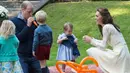 Kebersamaan keluarga Pangeran William dan Kate Middleton saat menghadiri pesta anak-anak di Government House di Victoria, British Columbia, Kanada, (29/9). (REUTERS/Chris Wattie)