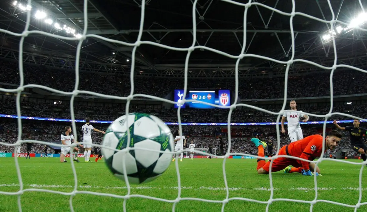Pemain AS Monaco, Bernardo Silva, saat mencetak gol pertama ke gawang Tottenham Hotspur pada laga Liga Champions Grup E di Stadion Wembley, Kamis (15/9/2016) dini hari WIB. (Action Images via Reuters/Andrew Couldridge)