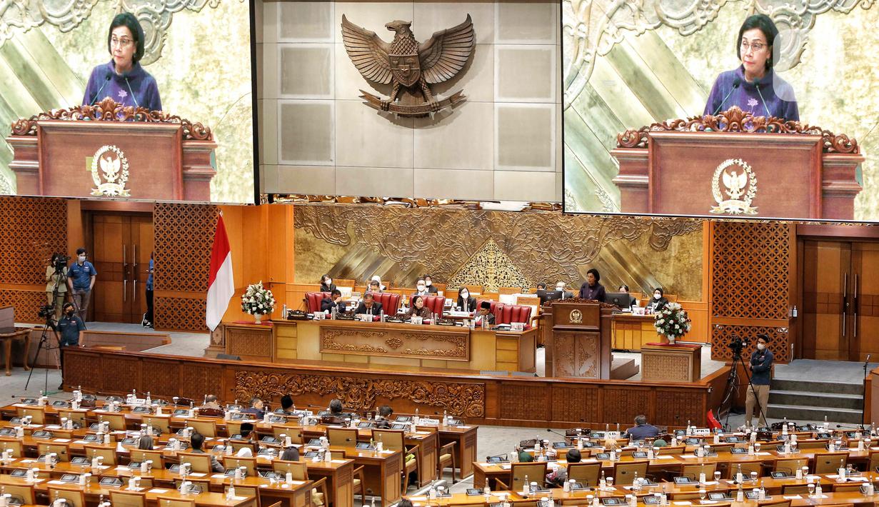 Menteri Keuangan Sri Mulyani menyampaikan laporan pemerintah saat rapat paripurna DPR ke-4 masa persidangan I tahun 2022-2023 di kompleks Parlemen, Senayan, Jakarta, Selasa (6/9/2022). Rapat paripurna tersebut beragendakan pengambilan keputusan atas RUU tentang Pertanggungjawaban atas Pelaksanaan APBN TA 2021. (Liputan6.com/Angga Yuniar)