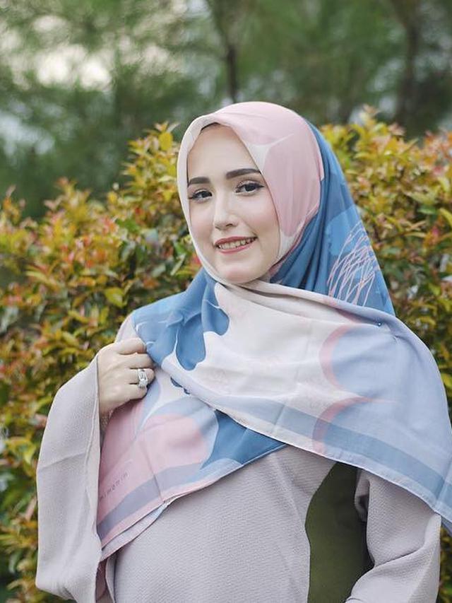 [Bintang] [Bintang] Ramadan 2018, Ikuti Eye Makeup Adelia Pasha yang Hilangkan Mata Lelah di Bulan Puasa