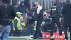 Pelatih AC Milan, Massimiliano Allegri, meninggalkan lapangan usai mendapat kartu merah saat melawan Lazio pada pekan ke-13 Serie A 2025/2026 di Stadion San Siro, Minggu, (30/11/2025). (AP Photo/Antonio Calanni)