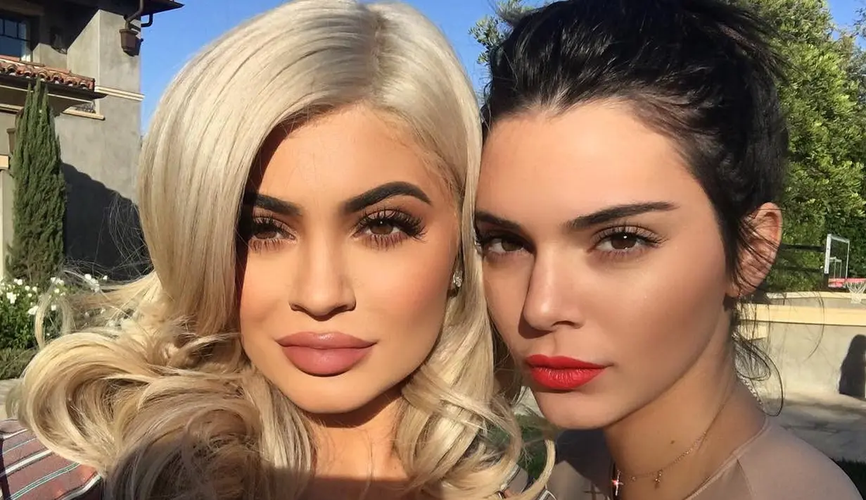 Seperti yang sudah diketahui, Kylie Jenner sendiri adalah satu-satunya keluarga yang miliki hubungan darah utuh dari ayah dan ibu. (instagram/kendalljenner)
