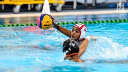 Atlet polo air putri Indonesia Alya Nadira Trifiansy (kanan) saat melawan atlet polo air putri Malaysia di National Aquatic Center, Kuala Lumpur, Malaysia, Sabtu (19/8). Indonesia mengalahkan Malaysia dengan skor 7-1. (Liputan6.com/Faizal Fanani)