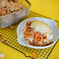 Ilustrasi ayam geprek mozarella./Copyright shutterstock.com/g/Sacoret%2BViber