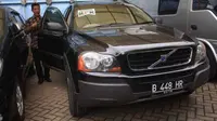 Petugas Komisi Pemberantasan Korupsi (KPK) memasang tanda sitaan, mobil milik mantan Menteri Dalam negeri, Hari Sabarno di gedung KPK, Jakarta. (Antara)