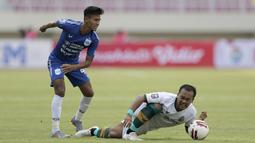 Gelandang PSIS Semarang, Eka Febri Setiawan (kiri) melanggar gelandang Persikabo 1973, Wawan Febriyanto dalam laga matchday ke-2 Grup A Piala Menpora 2021 di Stadion Manahan, Solo, Kamis (25/3/2021). (Bola.com/Arief Bagus)