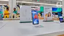 Sejumlah smartphone atau ponsel pintar dipajang di salah satu pusat perbelanjaan di kawasan Tangerang, Selasa (14/3/2023). Firma riset pasar International Data Corporation (IDC) memproyeksikan pasar smartphone atau ponsel pintar pada tahun ini masih akan stagnan, apabila terjadi kenaikan hanya berkisar satu persen. (Liputan6.com/Angga Yuniar)