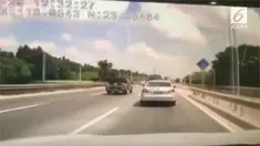 Seorang sopir selamat dari kecelakaan, setelah sebuah kayu menghantam kaca bagian depan mobil yang dikendarainya.