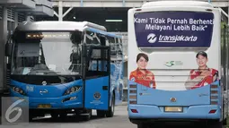 Bus Transjakarta saat berada di halte Ragunan, Jakarta, Kamis (6/10). Pendaftaran layanan bus gratis Transjakarta dibuka sampai dengan tanggal 17 Oktober dan efektif bisa digunakan mulai 1 November 2016. Liputan6.com/Yoppy Renato)