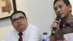Udar Pristono angkat bicara soal penetapan statusnya sebagai tersangka dalam kasus korupsi pengadaan bus Transjakarta berkarat di Jakarta, Rabu (21/5/14). (Liputan6.com/Faizal Fanani)