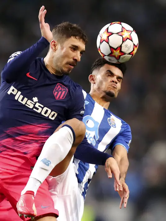 Pemain Atletico Madrid Sime Vrsaljko (kiri) berebut bola udara dengan pemain FC Porto Luis Diaz pada pertandingan sepak bola Grup B Liga Champions di Stadion Dragao, Porto, Portugal, 7 Desember 2021. Atletico Madrid menang 3-1. (AP Photo/Luis Vieira)