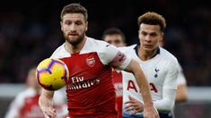 Shkodran Mustafi (kiri) tiba di Arsenal pada bursa transfer musim panas 2016 dari Valencia. The Gunners sempat tidak terkalahkan dalam 21 pertandingan awal bersama pemain asal Jerman tersebut. Namun, Performa Mustafi kemudian turun empat musim berikutnya dan akhirnya dilepas pada Januari 2021. Mustafi melanjutkan kariernya bersama Schalke dan Levante. Masih berusia 31 tahun, dia dilepas klub Spanyol itu pada musim panas 2023 dan sekarang belum terikat dengan klub mana pun. (AFP/Ian Kington)