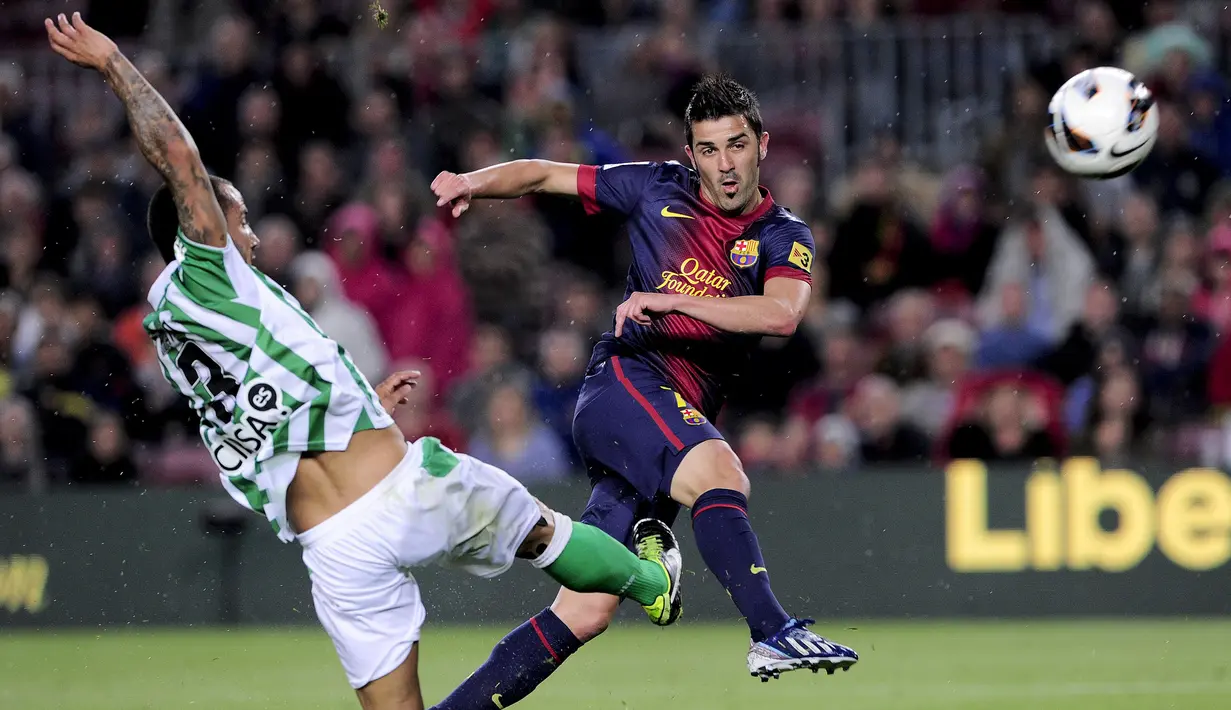 Foto pemain depan Barcelona, David Villa menendang bola saat bertanding melawan Real Betis pada La Liga Spanyol di stadion Camp Nou 5 Mei 2013. Villa mencapai puncak karier sebagai pesepakbola saat membela Barcelona. Bersama Los Cules, dia menyumbangkan delapan trofi. (AFP/Josep Lago)