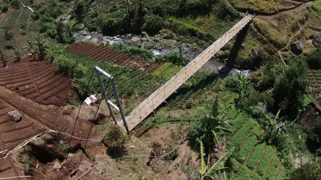 Judesa ialah jembatan gantung untuk pejalan kaki ataupun pesepeda motor di pedesaan. (Dok Kementerian PUPR)