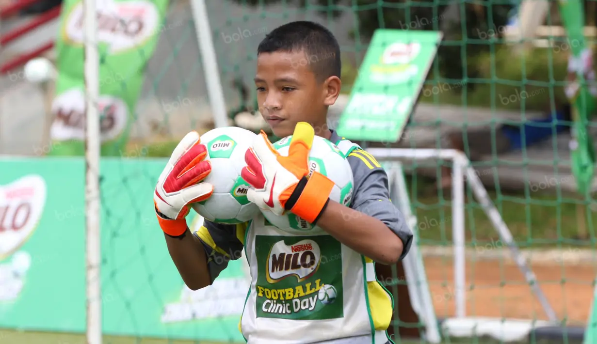 Menjadi kiper adalah pilihan yang menantang pada anak usia dini saat mengikuti Milo Football Clinic di Lapangan Sepak Bola Pertamina, Simprug, Jakarta, Minggu (24/4/2016). (Bola.com/Nicklas Hanoatubun)