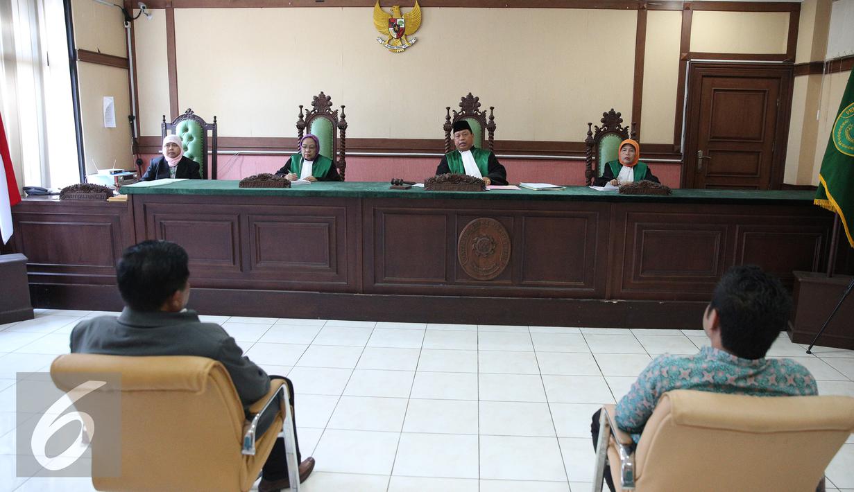 Kuasa hukum Gayus Tambunan, Junder Tambunan SH (kiri) dan Muallim Tappa SH selaku kuasa hukum istrinya Milana Anggraeni saat menjalani sidang perceraian di Pengadilan Agama Jakarta Utara, Rabu (30/9/2015). (Liputan6.com/Faizal Fanani)