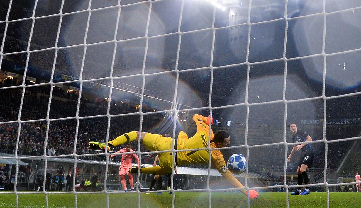 Proses terjadinya gol yang dicetak gelandang Barcelona, Malcom, ke gawang Inter Milan pada laga Liga Champions di Stadion San Siro, Milan, Selasa (6/11). Kedua klub bermain imbang 1-1. (AFP/Marco Bertorello)
