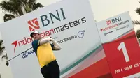 Pegolf Australia Josh Younger melakukan tee off pada Pro-Am BNI Indonesian Masters 2019 di Royale Jakarta Golf Club, Selasa (10 Desember 2019).