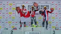 Pembalap binaan PT Astra Honda Motor (AHM) Irfan Sanjaya (kiri) berhasil raih podium kedua dan kedua pada balapan kedua di ajang ARRC 2019 seri ke-5 di Zhuhai International Circuit China (11/8/2019). (Bola.com/Dok. AHM)