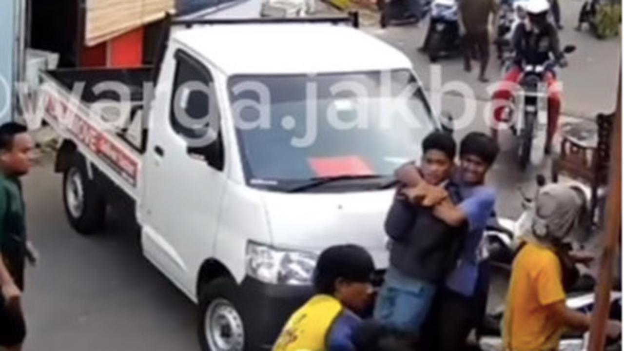 Pria Bernyali Besar Adang Pembacokan Siswa SMA, Jadikan Mobil Pikap Sebagai 'Tameng' Hentikan Kisruh
