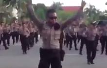 Video ratusan Brimob joget di jalan raya hadapi pendemo