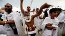 Jemaah haji melempar jumrah saat ibadah haji di Mina, Arab Saudi (12/09). Kegiatan ritual kesembilan ini merupkan simbol mengusir setan yang dilakukan oleh jemaah haji. (REUTERS/Ahmed Jadallah)