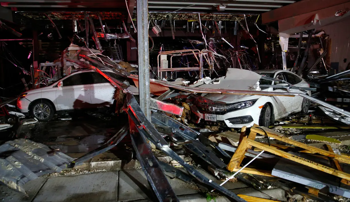 Kondisi salah satu gedung usai dihantam tornado di Canton, Texas, AS, Sabtu (29/4). Satu orang dilaporkan tewas dan puluhan lainnya luka-luka. (Tom Fox / The Dallas Morning News via AP)