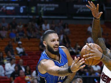 Pemain Orlando Magic, Evan Fournier #10 menhalau bola dari pemain  Miami Heat, Derrick Williams (kanan) pada laga NBA preseason basketball game, di Miami (19/10/2016) WIB. (AP/Wilfredo Lee)