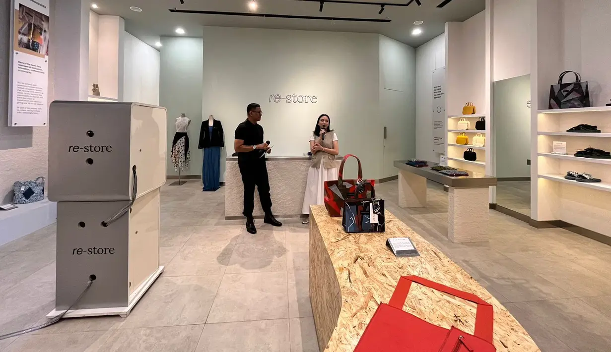 Satu lagi multi-brand store ramaikan industri retail Indonesia. re-store memiliki konsep unik yang berdasarkan pada 3 prinsip: yaitu lingkungan, sosial, dan ekonomi. Setiap brand yang dikurasi harus memenuhi setidaknya satu dari pilar fundamental. Yang terpenting, hal tersebut harus mencerminkan perjalanan tertentu, yang mendukung transisi menuju gaya hidup yang lebih conscious dan bertanggung jawab. [ Foto: Fimela.com]