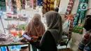 Nasabah melakukan transaksi dengan BTN mobile di salah satu rumah di Kawasan Kota Tangerang Banten, Senin (19/2/204). (Liputan6.com/Angga Yuniar)