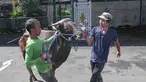 Petugas bersiap menyembelih sapi kurban di Masjid Sunda Kelapa, Jakarta, Rabu (27/5/2026). (merdeka.com/Arie Basuki)
