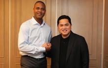 Senyum Semringah Pelatih Kluivert Dibawakan Oleh-oleh Erick Thohir