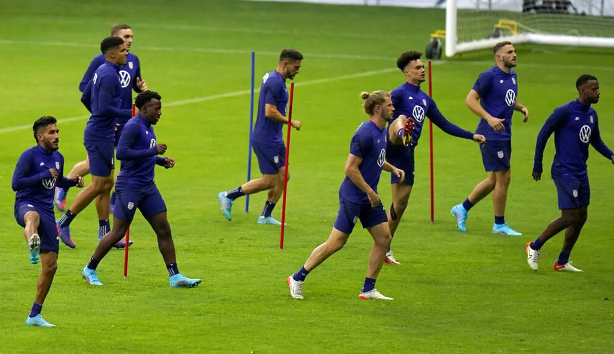 Pemain Amerika Serikat saat sesi latihan jelang melawan Meksiko pada pertandingan kualifikasi Piala Dunia 2022 di Stadion Azteca, Mexico City, Meksiko, 23 Maret 2022. (AP Photo/Eduardo Verdugo)