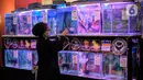 Seorang pengunjung mengamati ikan Louhan saat kontes ikan di Mal Tangcity, Kota Tangerang, Kamis (24/9/2020). Sebanyak 300 ikan Louhan berbagai ukuran dari Jabodetabek, Surabaya, Bandung, Sumetera, Kalimantan diikutsertakan dalam kontes tersebut. (Liputan6.com/Angga Yuniar)